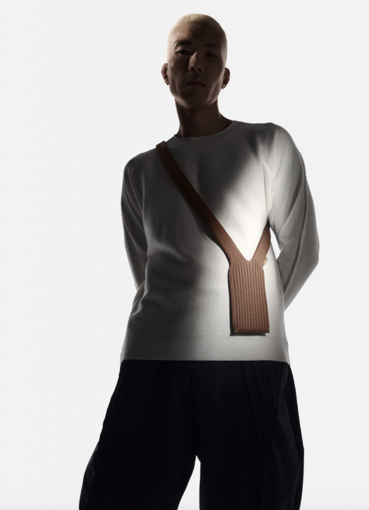 Quand Apple et Issey Miyake Réinventent l'Élégance Mobile - Une Pochette d'Exception