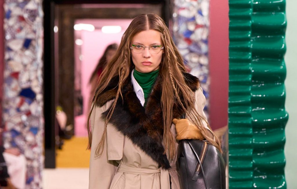 acne-studios-celebre-ses-30-ans-entre-heritage-et-irreverence-actualite-voyages-magazine-tendances-la-revue-1