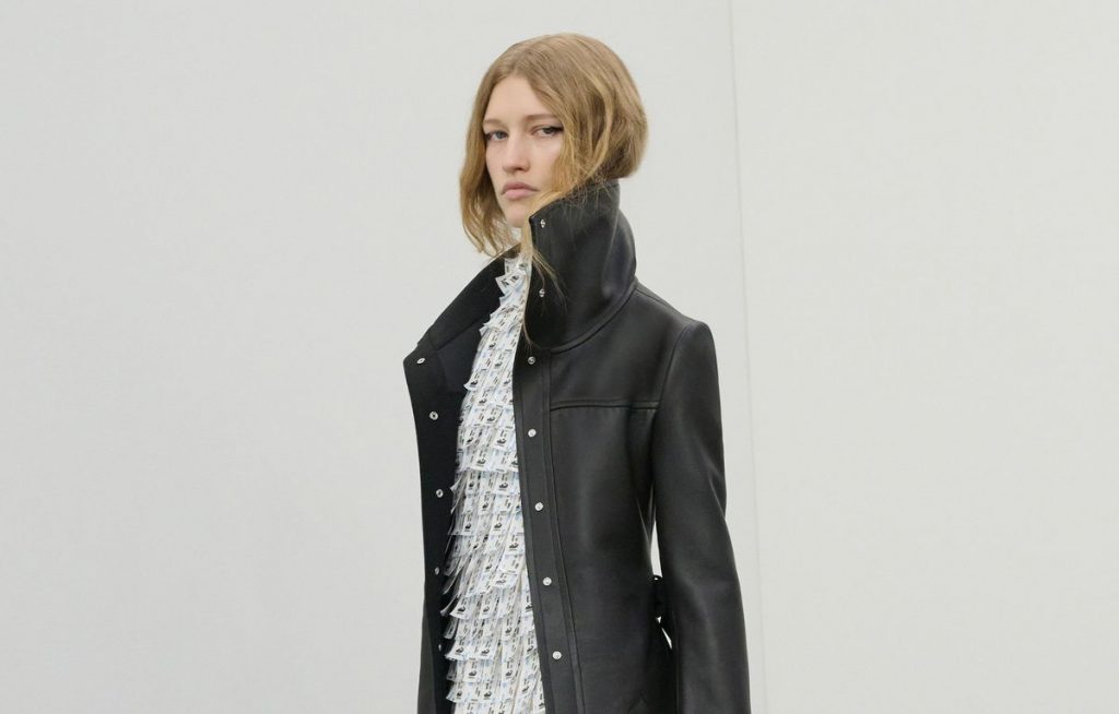 au-defile-courreges-les-corps-se-cachent-et-se-devoilent-actualite-voyages-magazine-tendances-la-revue-1