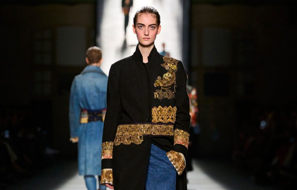 chez-dries-van-noten-un-hommage-aux-vetements-qui-nous-forment-actualite-voyages-magazine-tendances-la-revue-1