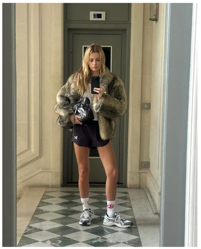 claire-thomson-jonville-head-of-editorial-content-de-vogue-france-devoile-sa-rou-actualite-voyages-magazine-tendances-la