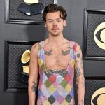 Harry Styles - Icône de mode : l'audace stylistique et ses débats - Actualités du luxe - actualités sur le luxe - actualité du luxe