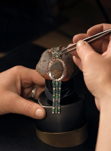 Cartier – Partenariat The King’s Foundation : L’excellence des métiers d’art horlogers préservée