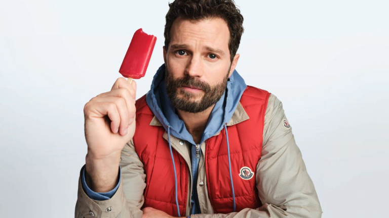 Moncler x Jamie Dornan : La chaleur de l’été, l’esprit du froid