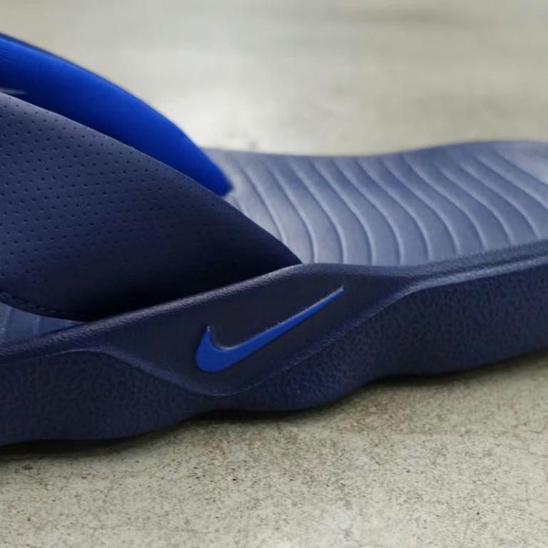 Nike réinvente la tong avec un modèle en cuir de luxe totalement inattendu