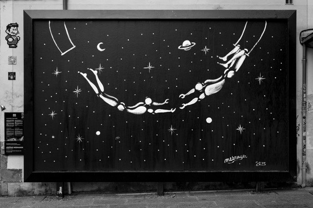 Œuvre Jérôme Mesnager — silhouettes blanches sur fond étoilé