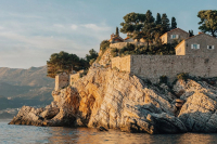 Aman Sveti Stefan: Renaissance d'une icône monténégrine après cinq ans de litige - Actualités du luxe - actualités sur le luxe - actualité du luxe