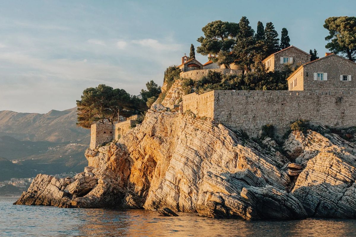 Aman Sveti Stefan: Renaissance d'une icône monténégrine après cinq ans de litige - Actualités du luxe - actualités sur le luxe - actualité du luxe