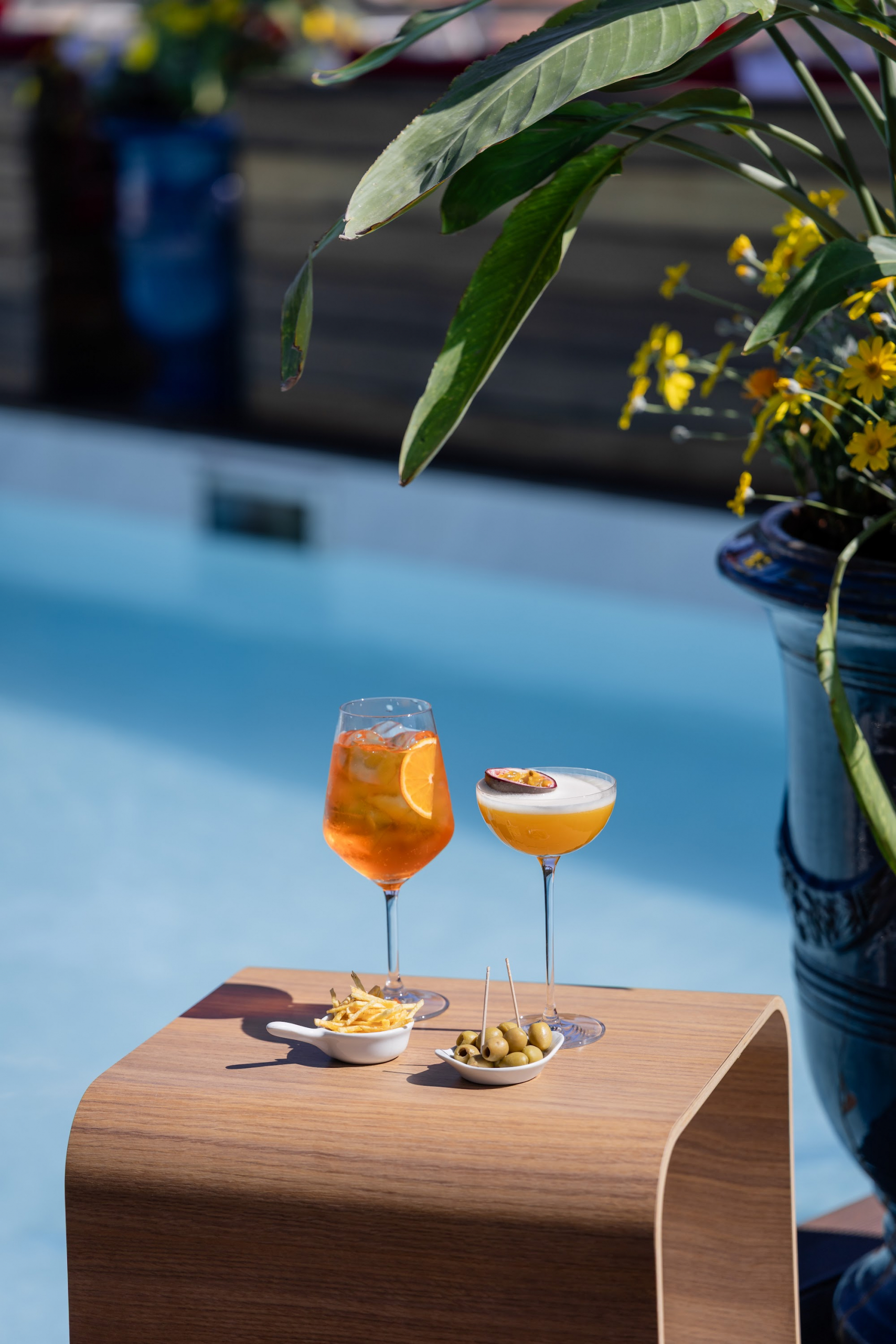 Cocktails Aperol Spritz au bord de la piscine du rooftop BCLUB du Boscolo Hôtel & Spa Nice