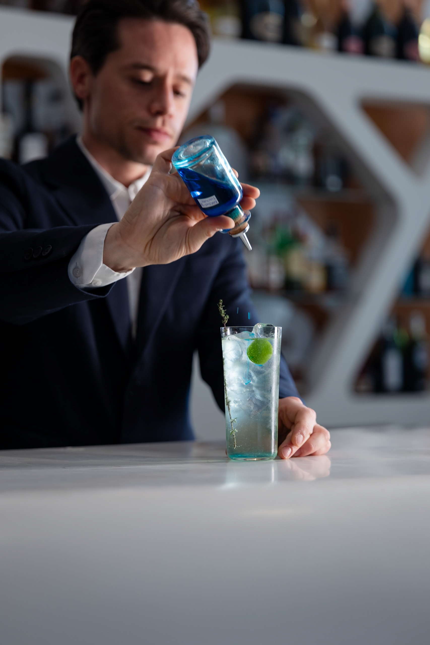 Mixologie au Genesi Bar du Boscolo Hôtel & Spa Nice avec un cocktail signature aux essences du terroir