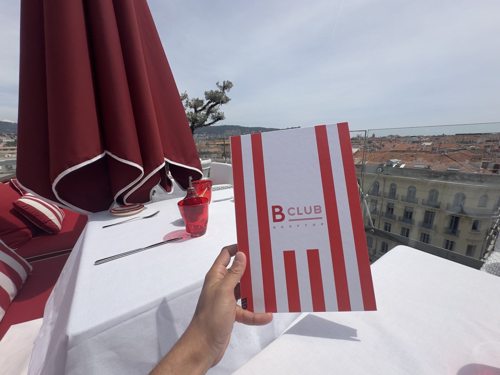Le menu du BCLUB Rooftop au Boscolo Hôtel & Spa Nice avec vue panoramique sur la ville