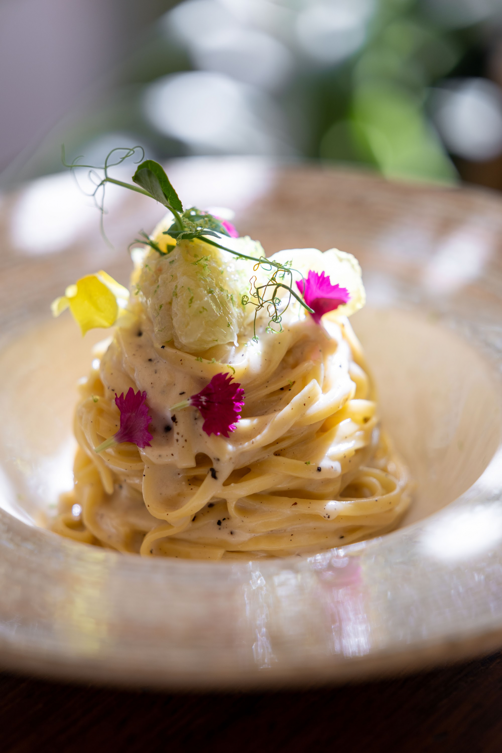 Tagliatelles dressées avec fleurs comestibles par le Chef Pasquale Lanziotti au Boscolo Nice