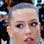 Adèle Exarchopoulos sur les marches du Festival de Cannes, salle Lumière