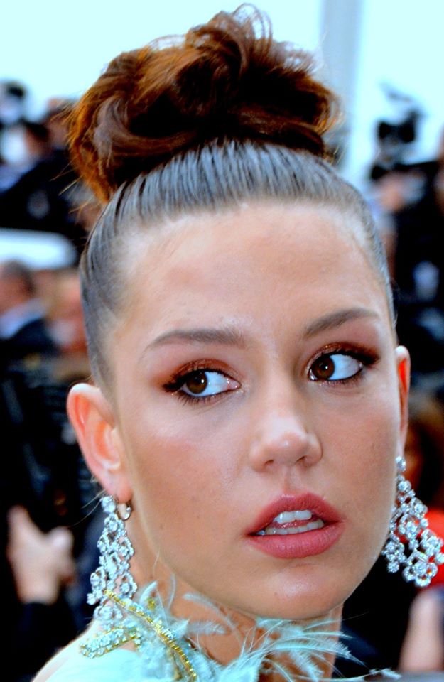 Adèle Exarchopoulos sur les marches du Festival de Cannes, salle Lumière