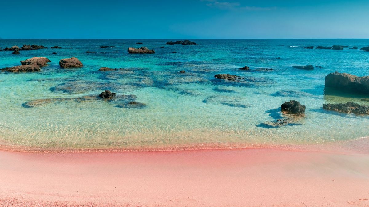 Crète - Elafonissi : La plage au sable rose, élue deuxième plus belle du monde, à 3h de la France - Actualités du luxe - actualités sur le luxe - actualité du luxe