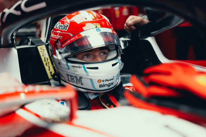 Ferrari: les coulisses d'une journée privée avec Hamilton et Leclerc - Actualités du luxe - actualités sur le luxe - actualité du luxe