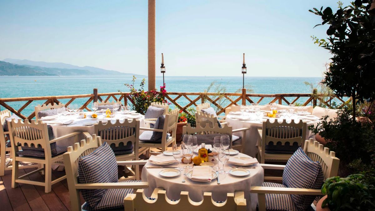 Sur un rocher face à la Méditérannée, le plus beau restaurant de la Côte d’Azur vient de rouvrir ses portes - Actualités du luxe - actualités sur le luxe - actualité du luxe