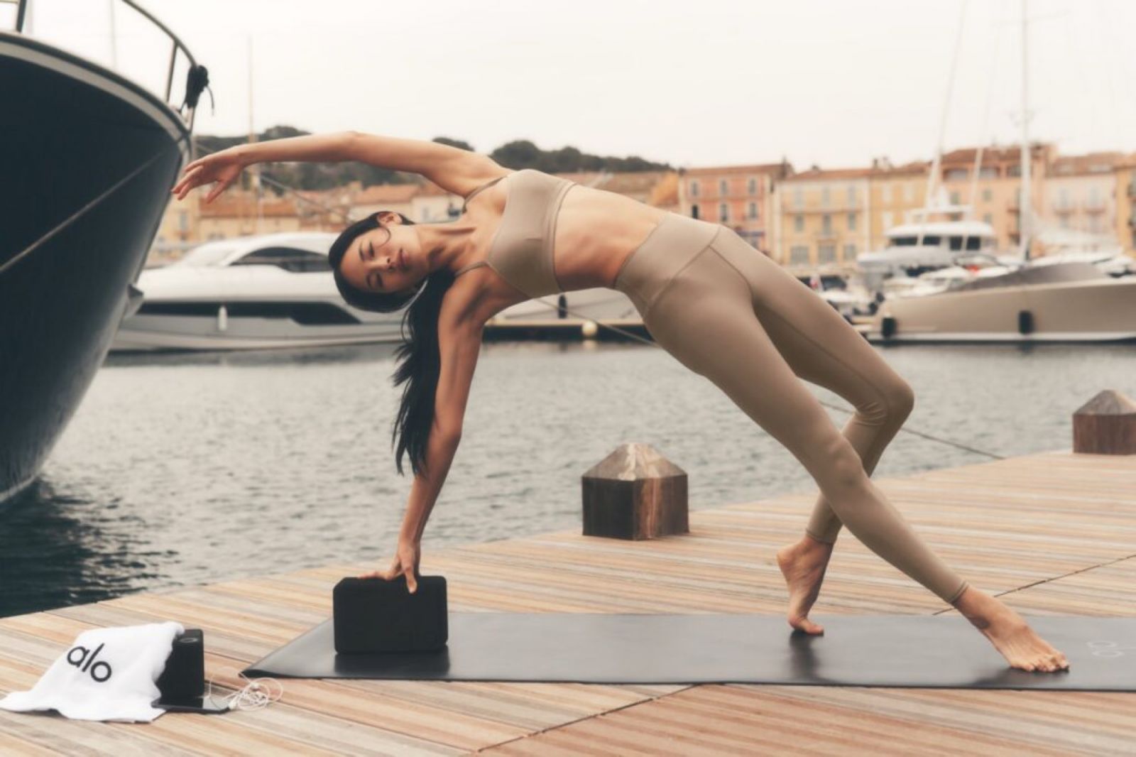 Opération Alo Voyage sur le ponton, Pilates face au yacht