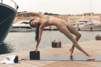 Opération Alo Voyage sur le ponton, Pilates face au yacht