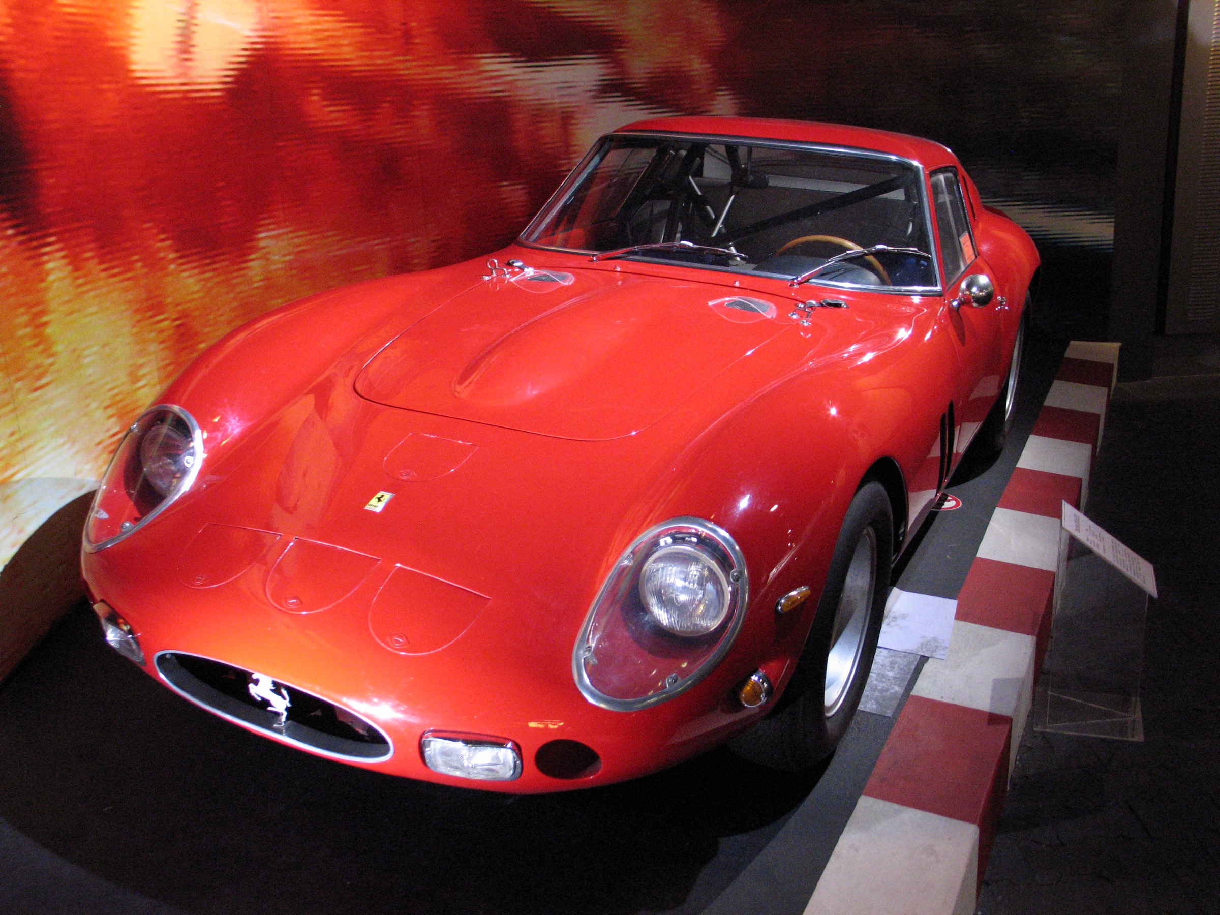 La Ferrari 250 GTO, produite à 36 exemplaires entre 1962 et 1964, reste l'une des automobiles les plus convoitées au monde. (CC BY-SA)