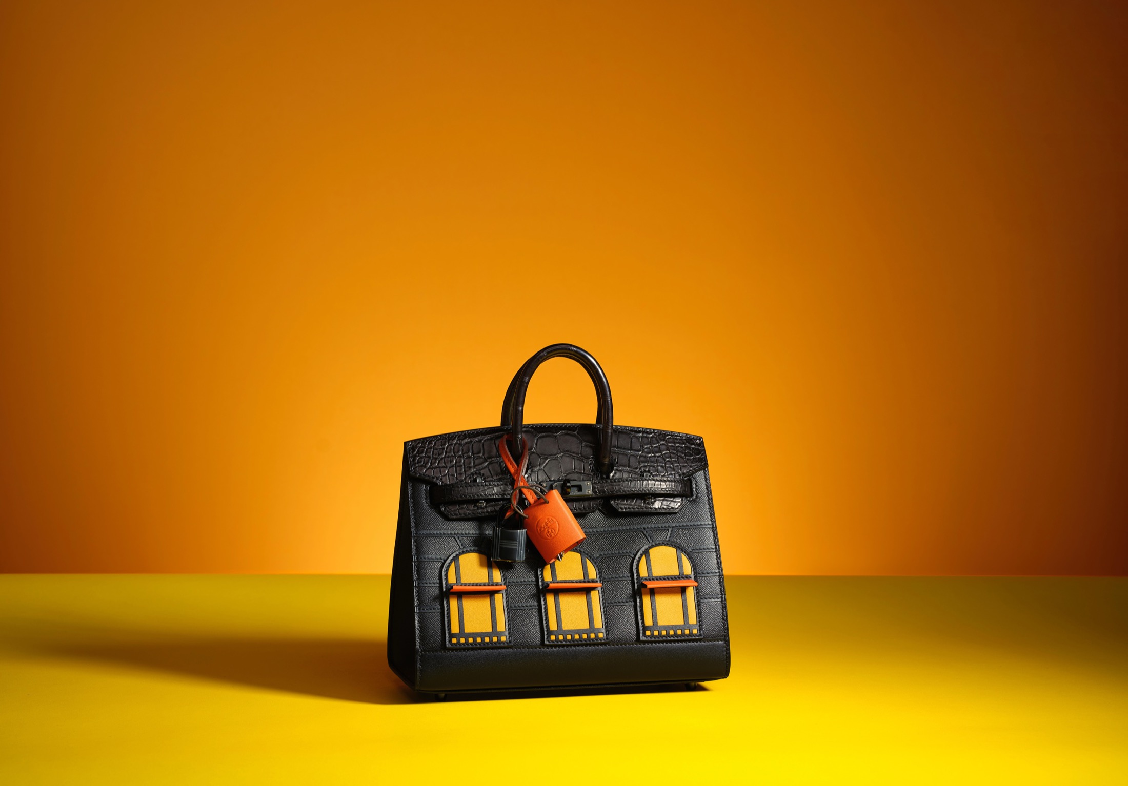 Le Birkin Faubourg reproduit la façade de la boutique historique d'Hermès, store orange et clochette en forme de sac de shopping comprises.