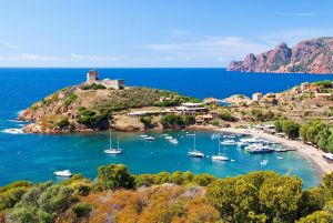 L'Île-Rousse, en Balagne, cadre du défilé Jacquemus « Le Bonheur ».