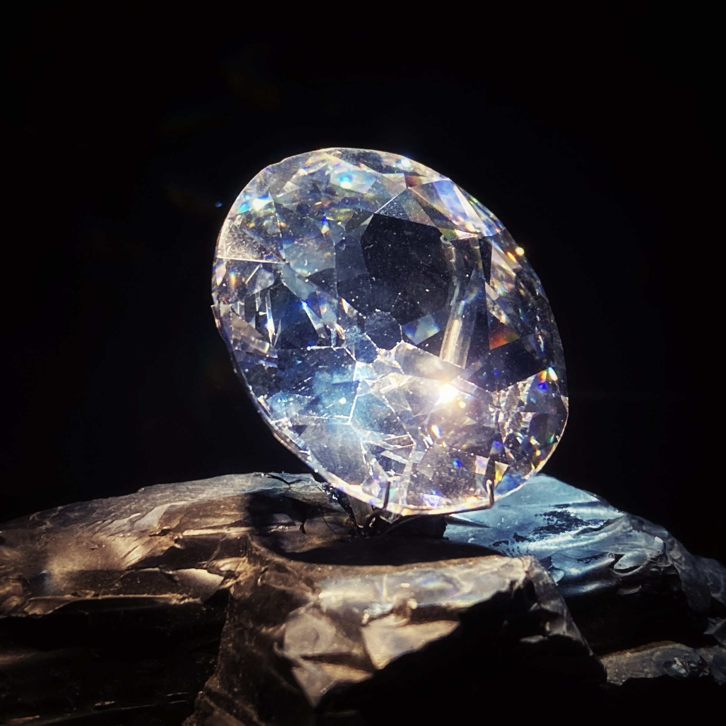 Réplique du Koh-i-Noor, diamant de 105 carats serti dans la couronne de la Reine Mère et toujours revendiqué par l'Inde. (Photo aiva., CC BY)