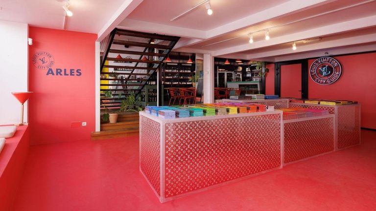 La librairie éphémère des Éditions Louis Vuitton, à Arles.