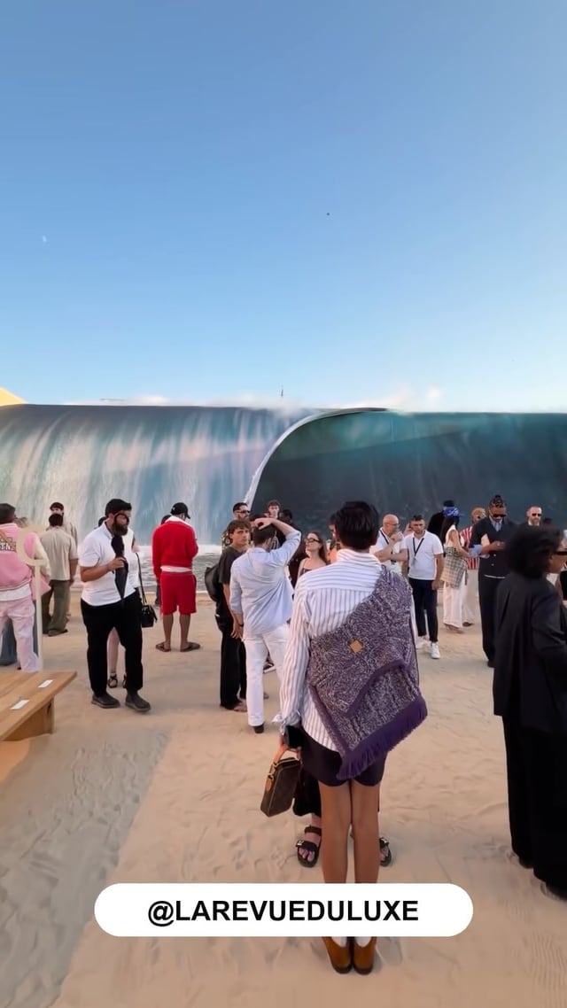 Louis Vuitton recrée une plage et ses vagues en plein Paris pour la collection Printemps-Été 2027 par Pharrell Williams