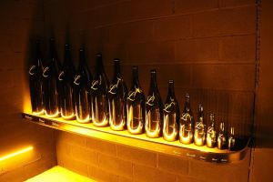 Bouteilles de champagne de prestige en cave