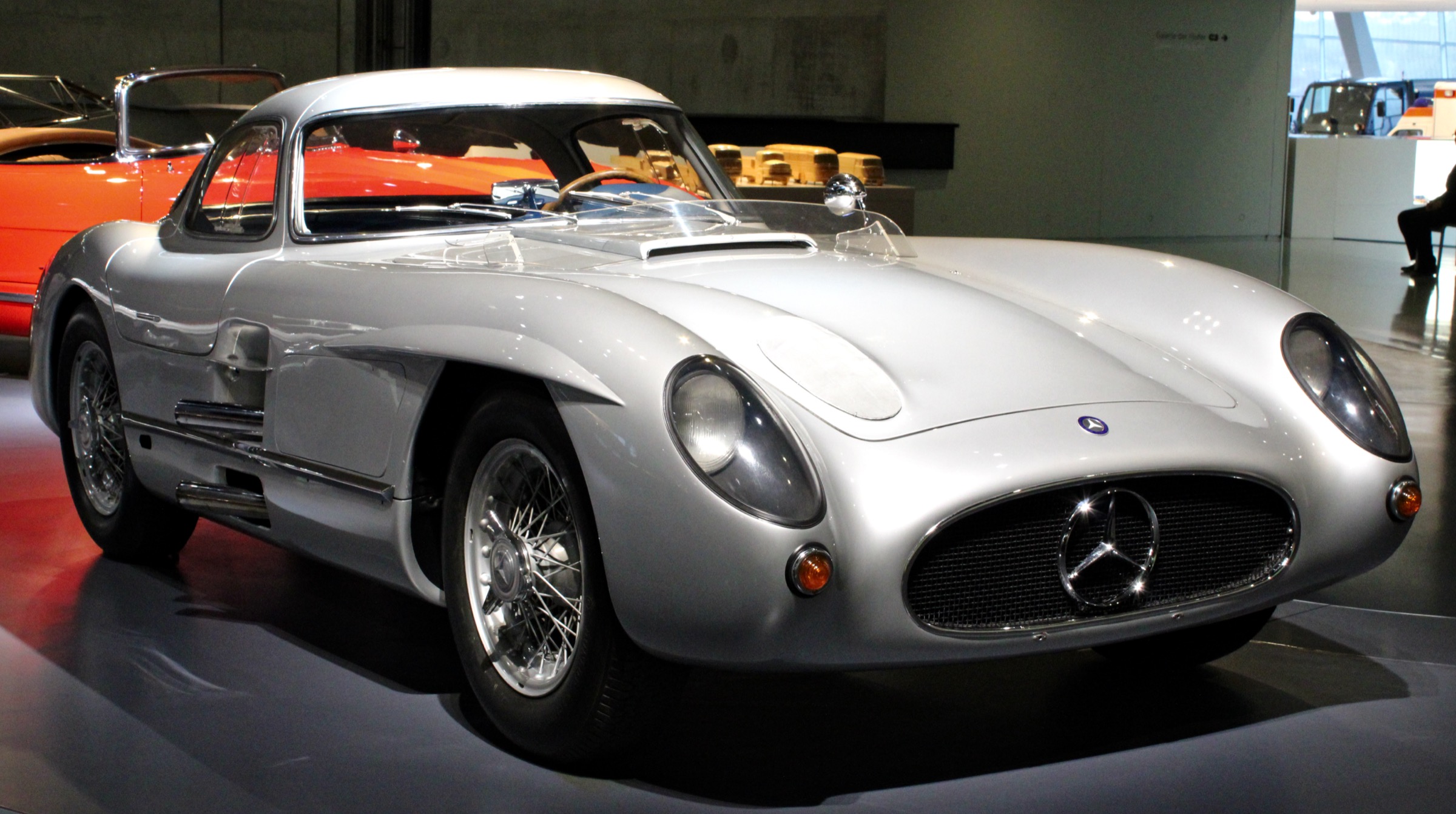 La Mercedes-Benz 300 SLR Uhlenhaut Coupé de 1955, voiture la plus chère du monde, exposée au Musée Mercedes-Benz de Stuttgart. (Photo Alexander Migl, CC BY-SA)