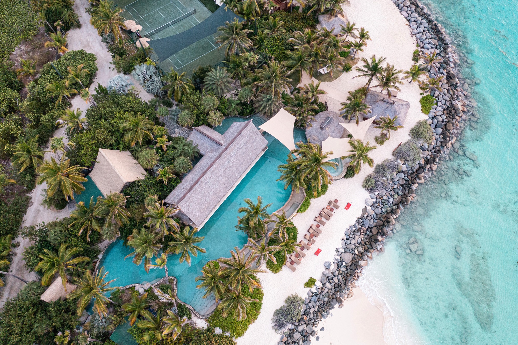 La plage principale de Necker Island et son Crocodile Pavilion.