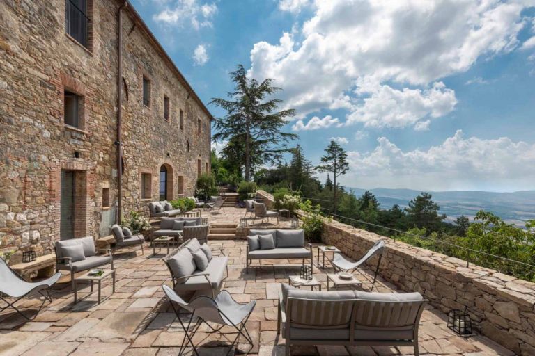 Monteverdi Tuscany: l'avis de La Revue sur le village-hôtel suspendu au-dessus du Val d'Orcia - La Revue du Luxe