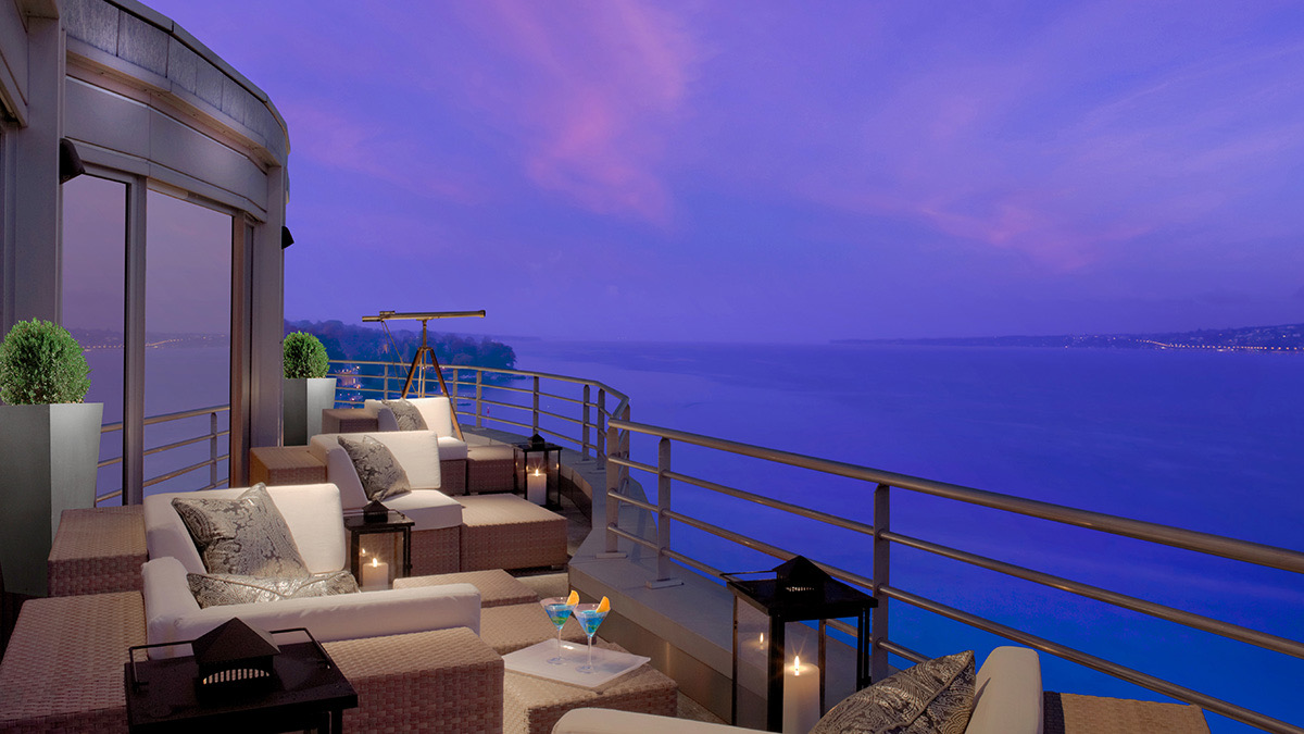 La terrasse de la Royal Penthouse Suite de l'Hôtel President Wilson face au lac Léman