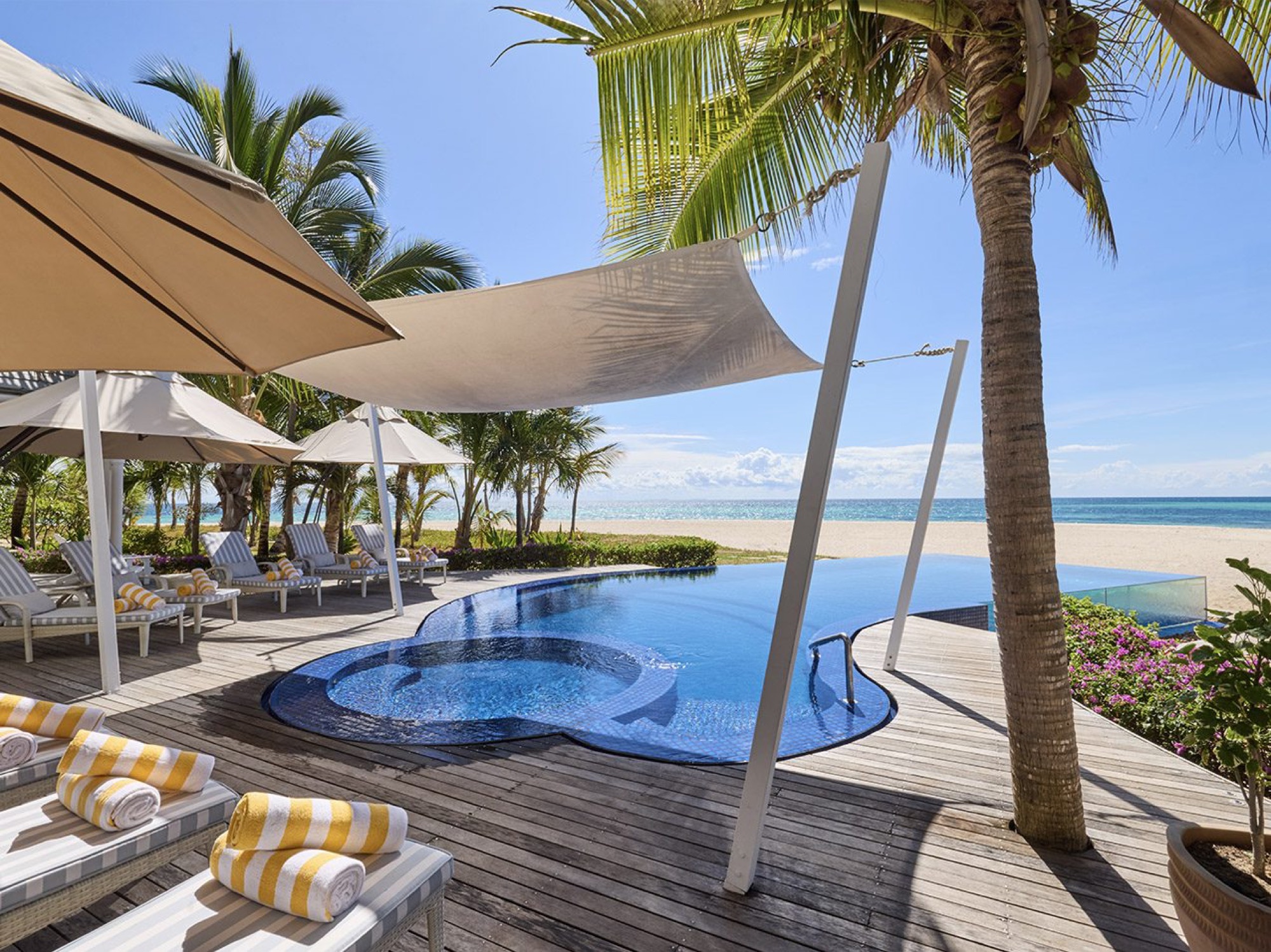 La villa de Thanda Island et sa piscine ouverte sur la réserve marine de Tanzanie.