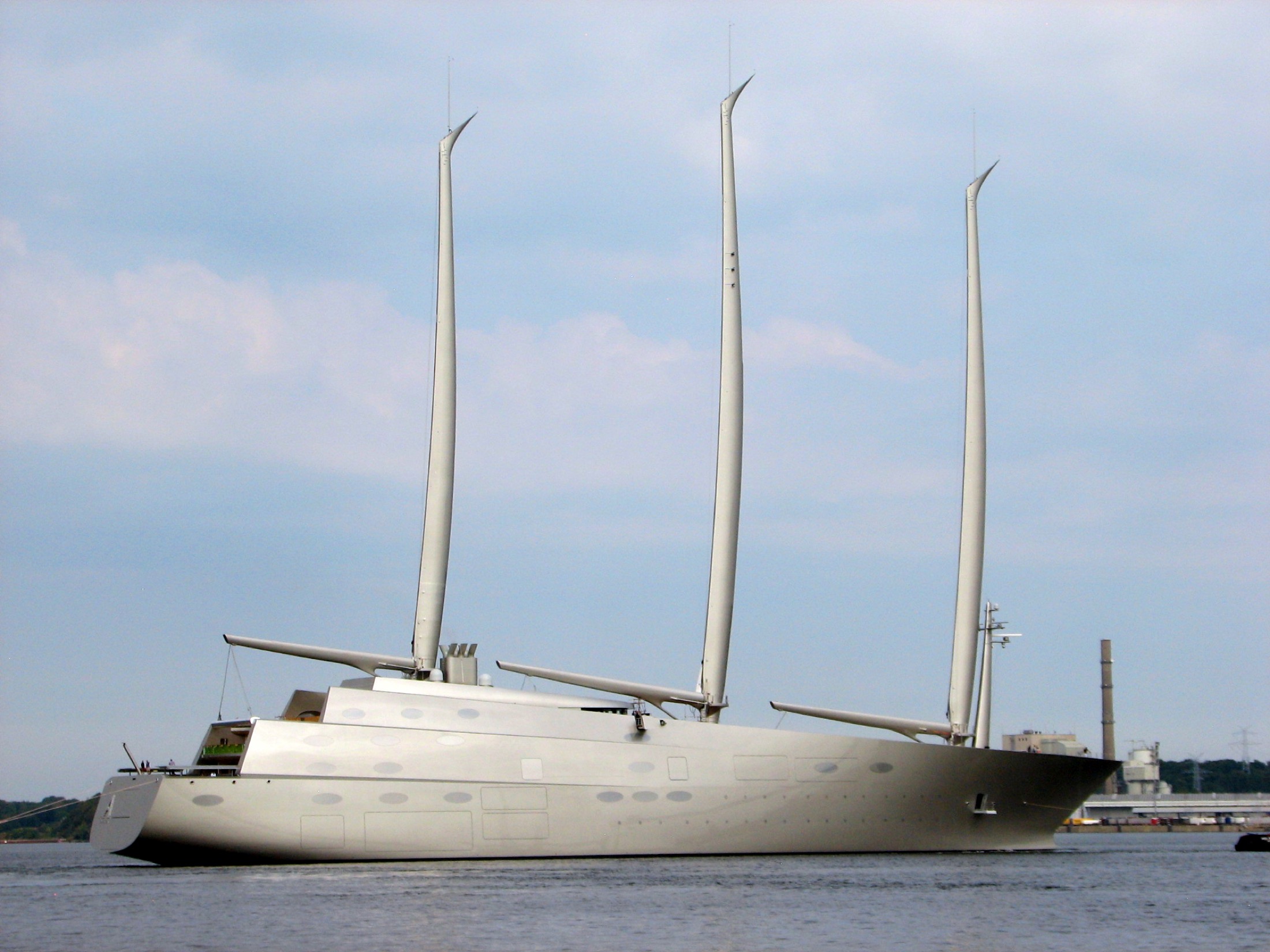 Le Sailing Yacht A, voilier hors normes signé Philippe Starck. (Photo Feliz, CC BY-SA)
