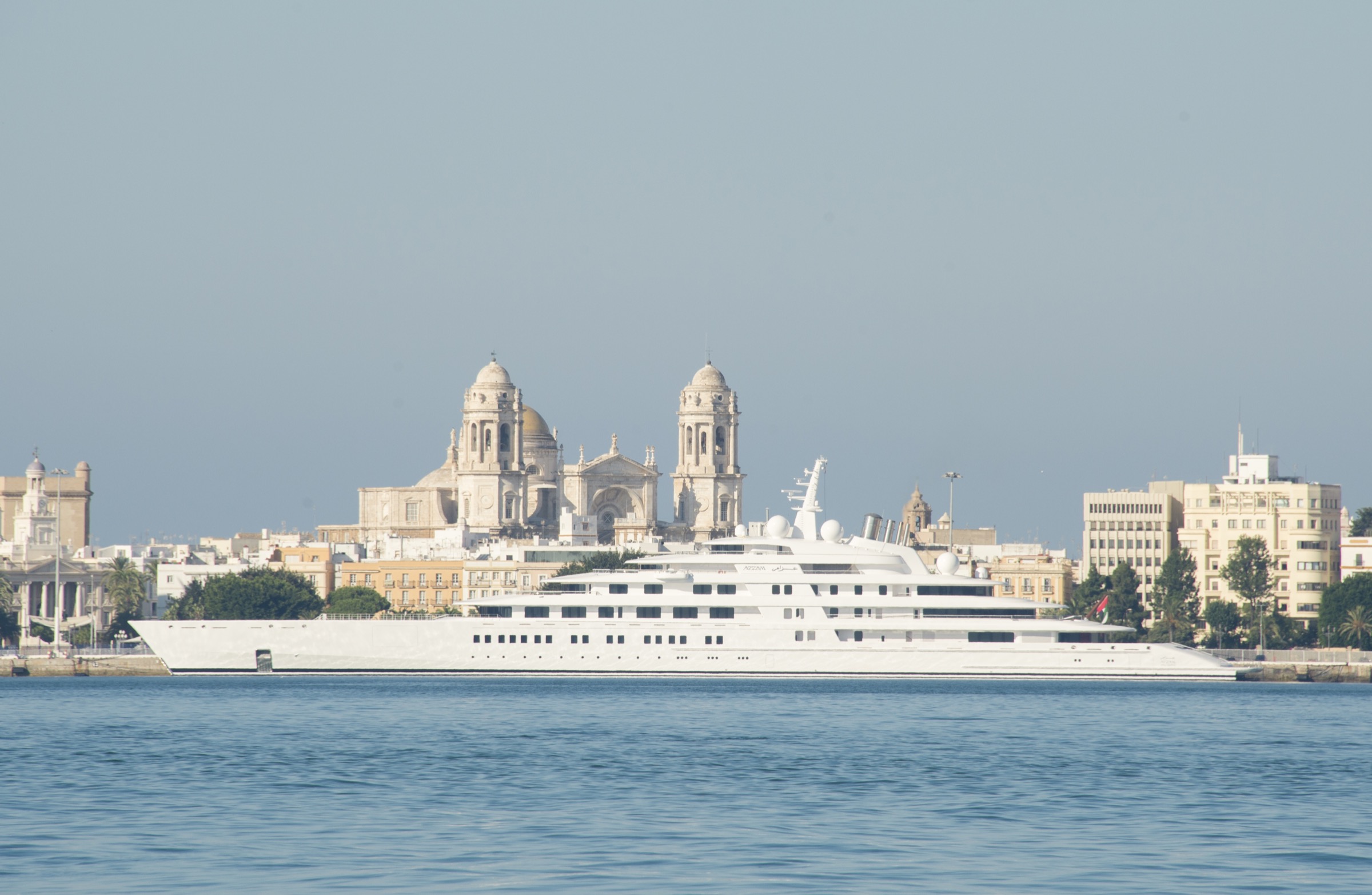 L'Azzam, plus long yacht privé du monde avec ses 180 mètres, amarré dans le port de Cadix. (Photo Javier Virués Ortega, CC BY-SA)