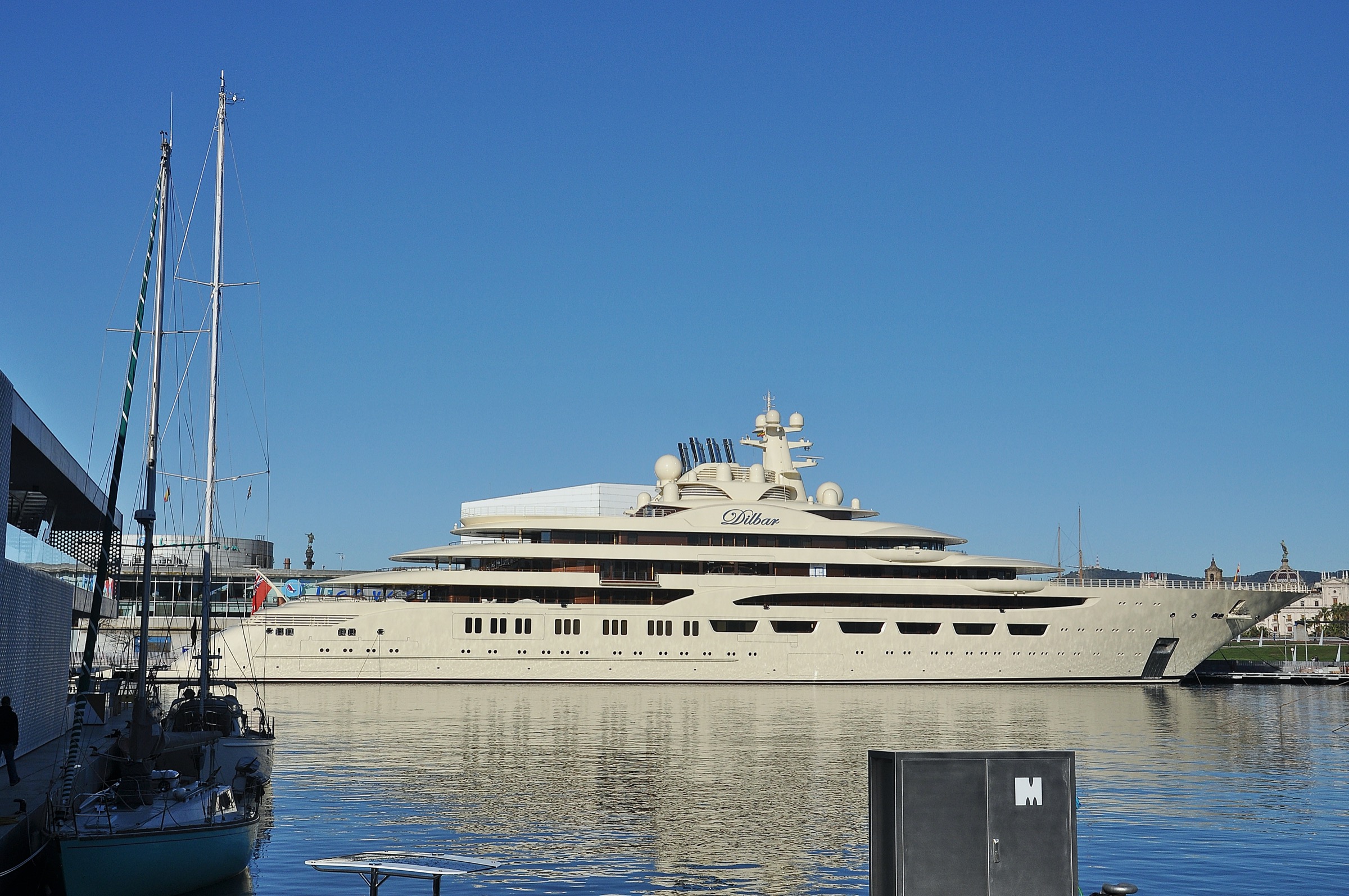 Le Dilbar, plus gros yacht du monde par le volume, amarré à Barcelone. (Photo Alberto-g-rovi, CC BY)