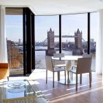 Salon d'un appartement de Cheval Three Quays avec vue sur Tower Bridge à Londres
