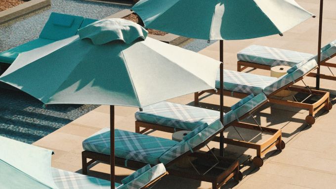 Burberry à Athènes: l'escale ultime de l'été sous le soleil grec - La Revue du Luxe