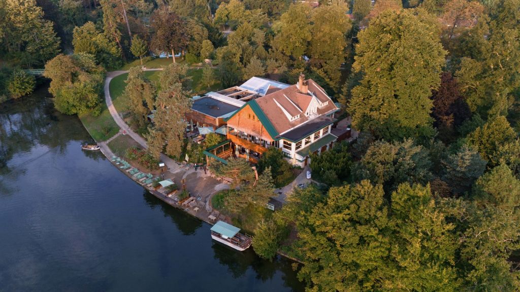 Le Chalet des Îles sur son île du Lac Inférieur, au Bois de Boulogne, Paris 16e