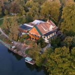 Le Chalet des Îles sur son île du Lac Inférieur, au Bois de Boulogne, Paris 16e