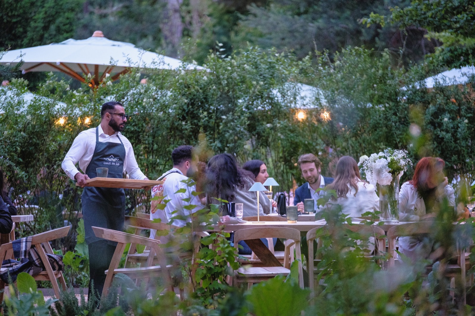 Chalet des iles brunch dominical tables jardin paris