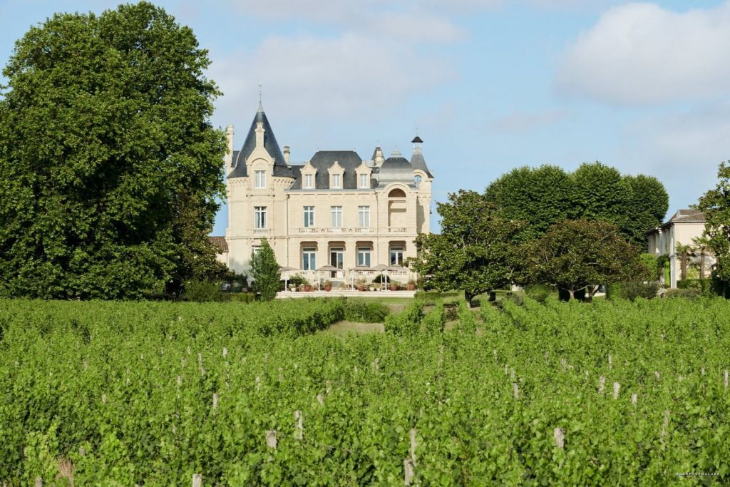 Le Château Hôtel Grand Barrail vu depuis les vignes de Saint-Émilion