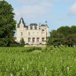 Le Château Hôtel Grand Barrail vu depuis les vignes de Saint-Émilion