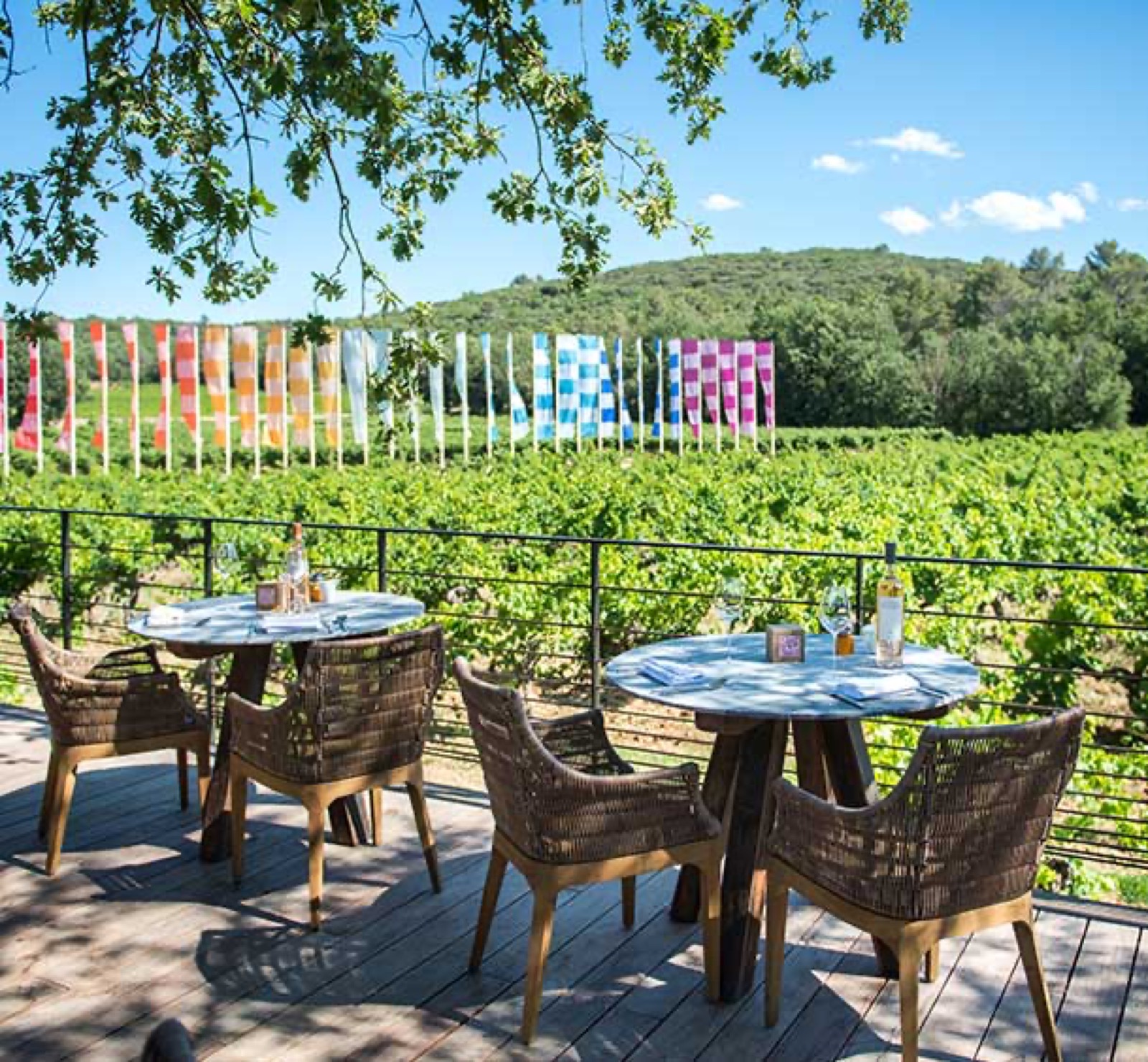 Commanderie de peyrassol chez jeannette restaurant etoile terrasse vignes