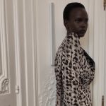 Silhouette léopard du défilé haute couture Peet Dullaert automne-hiver 2026-2027 à Paris