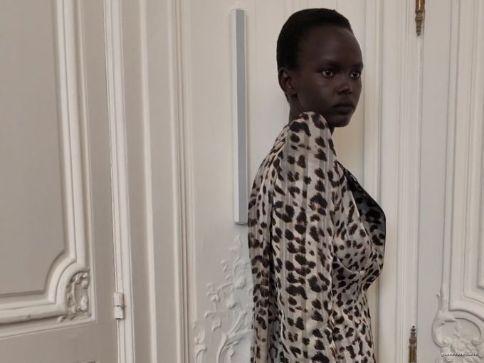 Silhouette léopard du défilé haute couture Peet Dullaert automne-hiver 2026-2027 à Paris
