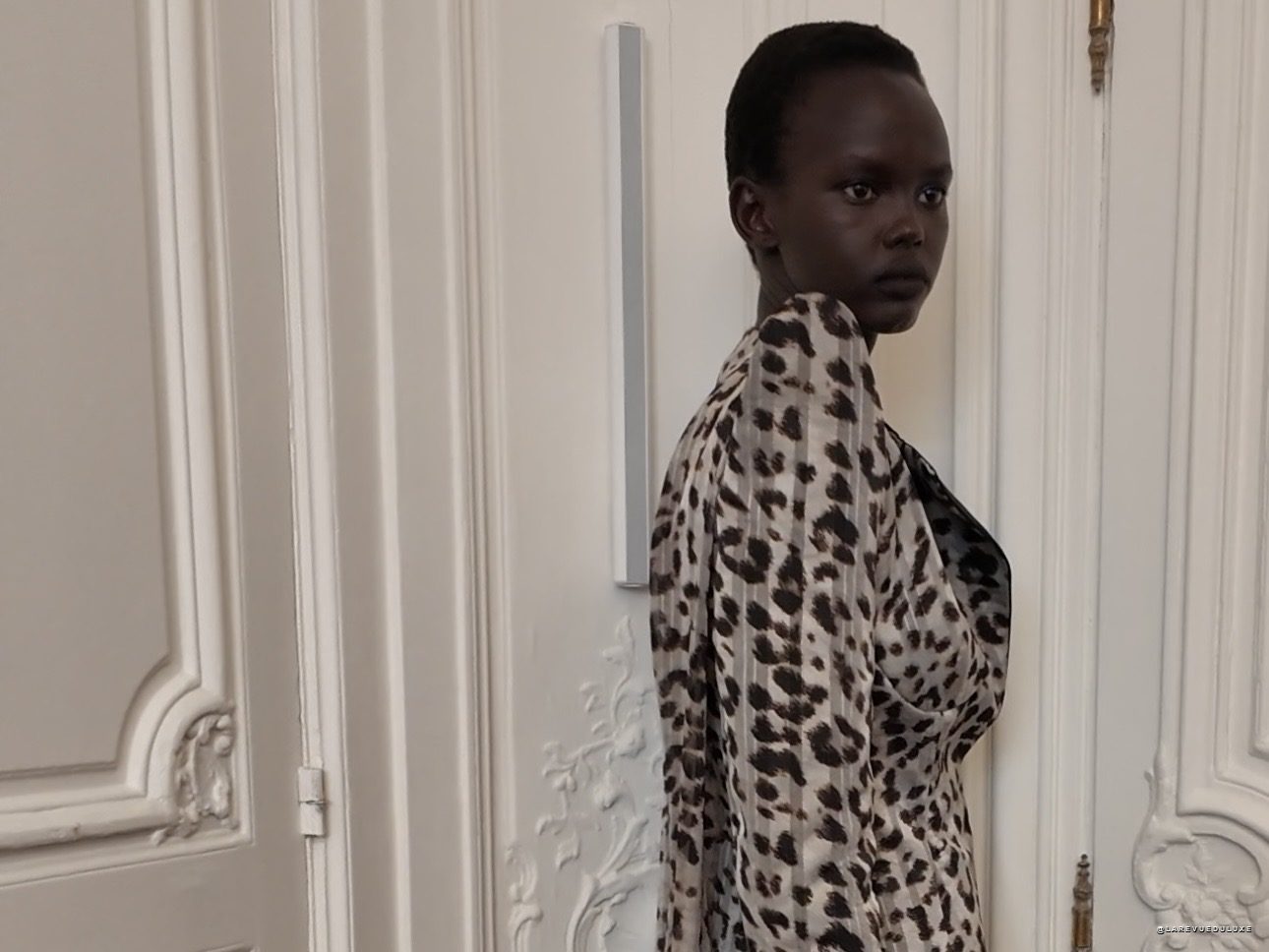 Look léopard du défilé haute couture Peet Dullaert automne-hiver 2026-2027 à Paris