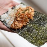 Un handroll Doki Doki roulé à la main, comptoir de temaki à Paris
